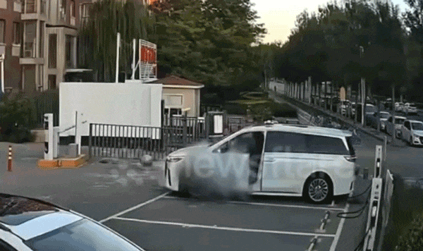 Trung Quốc: Tài xế bỏ chạy khi "xế hộp" bất ngờ bùng cháy khi đang sạc điện