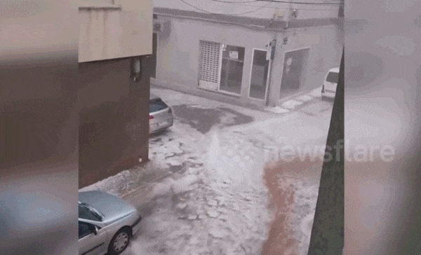 Mưa đá như bão tuyết đã biến đường phố ở Tây Ban Nha thành dòng suối chảy xiết