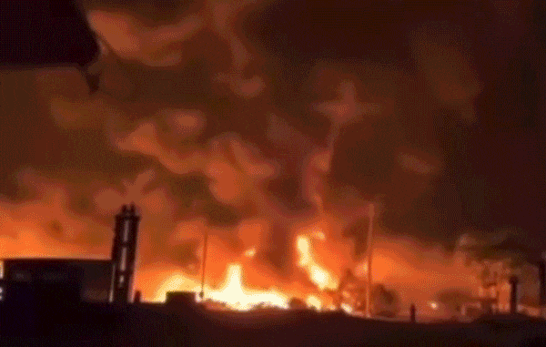 Cột khói đen bốc cao khi lửa bùng cháy tại nhà máy sản xuất thủy tinh ở Lào Cai