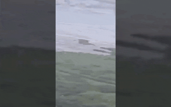 Sóng thần nhấn chìm các tòa nhà sau trận động đất mạnh 8,7 độ richter ở Nga