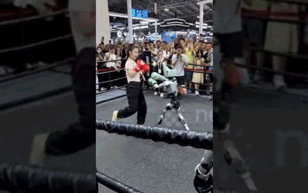 Khoảnh khắc robot đấu quyền anh với con người tại triển lãm AI Trung Quốc