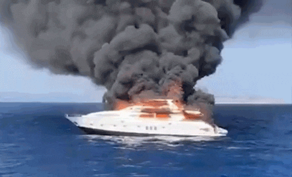 Khoảnh khắc “siêu du thuyền” bốc cháy ngùn ngụt trên mặt nước trước khi chìm xuống biển