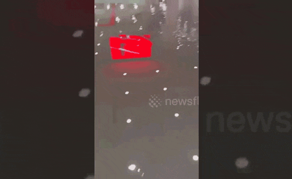 Các hoạt động cất, hạ cánh bị tạm dừng khi nhiều khu vực tại sân bay ngập trong nước