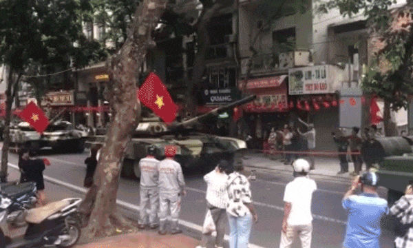 Ngắm dàn “cua đồng” oai hùng hợp luyện trong tiếng hò reo của người dân ở Hà Nội