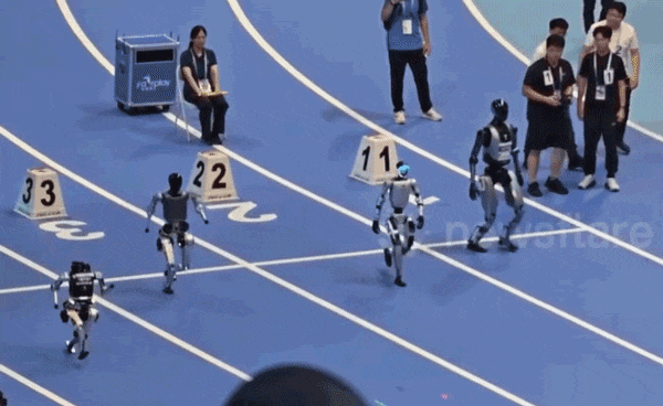 Khoảnh khắc robot hình người tham gia thi đấu điền kinh, đá bóng tại đại hội thể thao