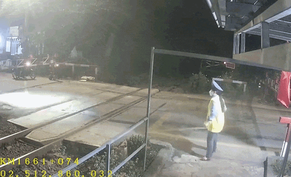 Nam thanh niên đi xe máy đâm bay barie khi đoàn tàu hỏa đang lao tới