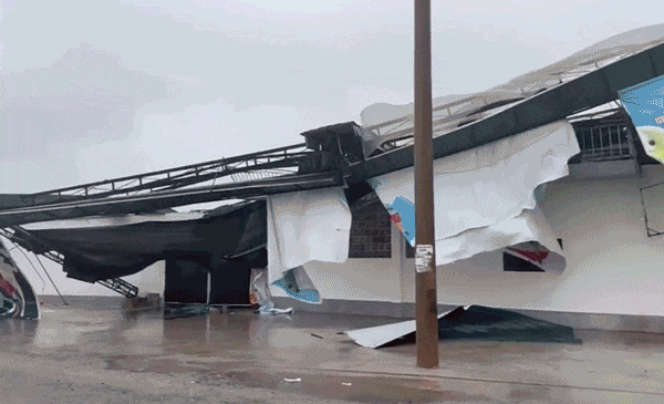 Sân Pickleball tiền tỷ bị giật đổ sập do ảnh hưởng gió lớn từ cơn bão số 5