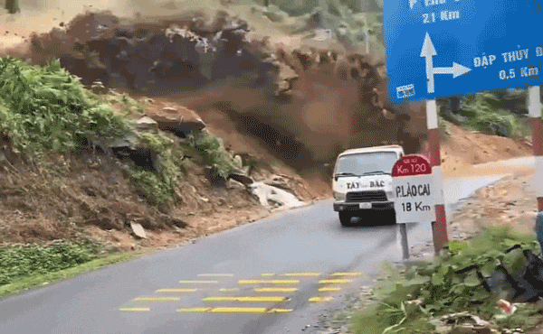 Đất đá trên cung đường lên Sa Pa sạt lở ngay khi xe tải đi qua