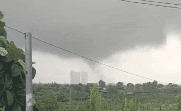 Vòi rồng xuất hiện ở ngoại thành Hà Nội trong ngày cơn bão số 5 kéo về