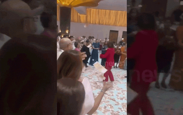 Đua nhau ném tiền rơi kín sàn nhà trong một bữa tiệc ở Philippines