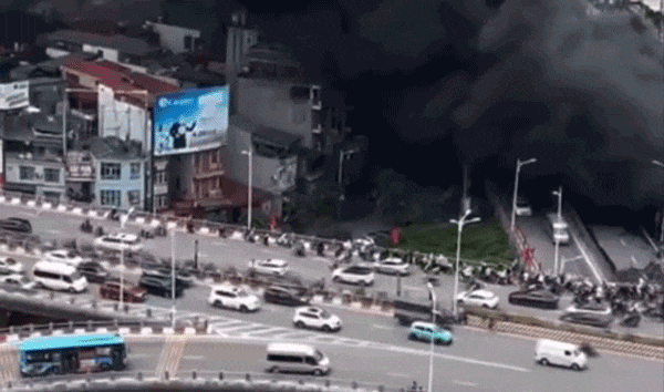 Khói đen bốc cao, lửa bùng cháy dữ dội tại bãi gửi xe gầm cầu Vĩnh Tuy (Hà Nội)