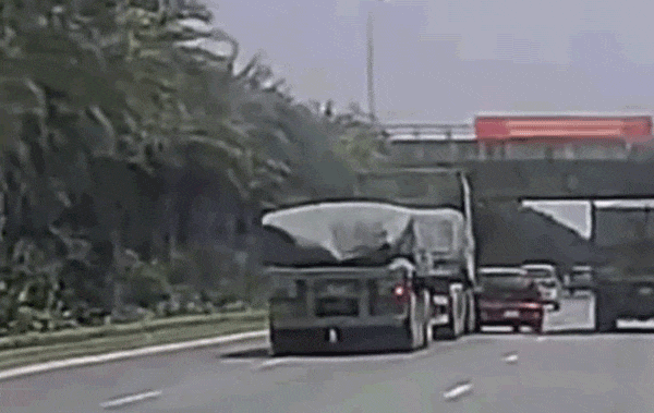 Xe tải lấn làn “ủi” KIA Morning lộn vòng trên đường Võ Nguyên Giáp (Hà Nội)