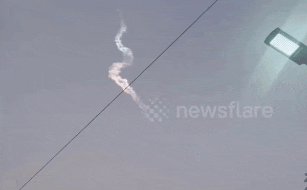 Vụ nổ tên lửa của Trung Quốc để lại vệt dài trên bầu trời Philippines