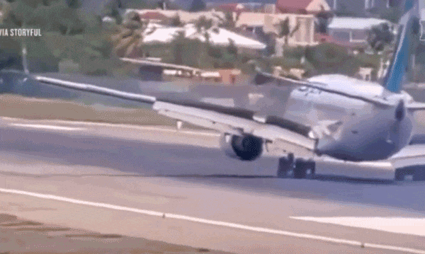 Cận cảnh bộ phận hạ cánh bên phải của Boeing 737-800 bị gãy khi tiếp đất