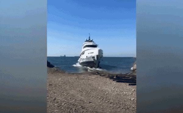 Du thuyền hạng sang lật úp và chìm ngay trong chuyến hải trình đầu tiên