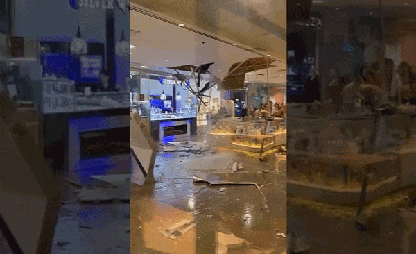 Trần nhà trung tâm thương mại sụp đổ khiến nước thải tràn khắp quầy hàng
