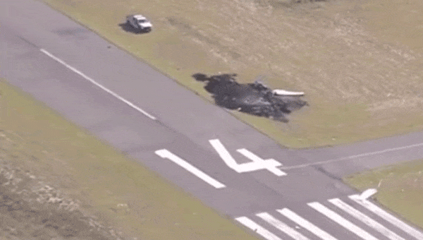 Hai máy bay va chạm giữa không trung khi đang hạ cánh xuống sân bay