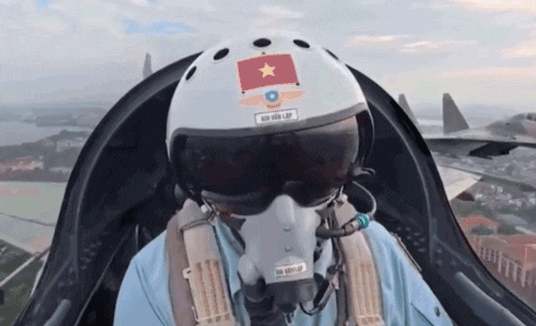 Màn chào cờ của Lực lượng Không quân Việt Nam trong ngày Quốc khánh 2/9