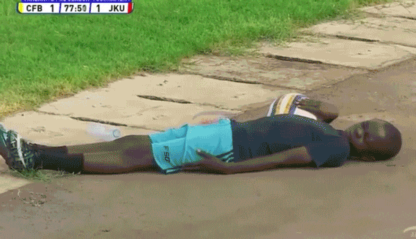 Trận đấu bóng đá bị tạm dừng khi tất cả cầu thủ… cùng nhau nằm rạp xuống sân