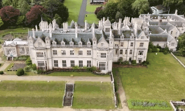 “Khách sạn ma” bị gia đình triệu phú bỏ trống được rao bán hơn 178 tỷ đồng