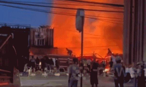 Khoảnh khắc lửa bùng cháy dữ dội thiêu rụi cả dãy cửa hàng buôn bán