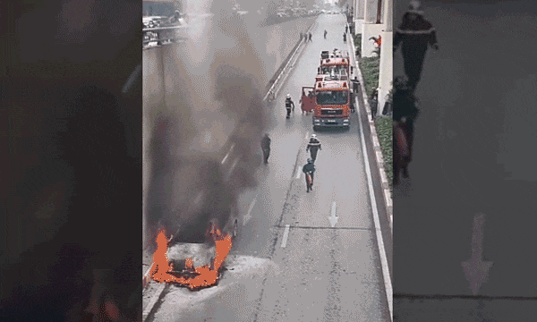 Xe sang Audi bùng cháy dữ dội khi đang di chuyển ở hầm chui Thanh Xuân, Hà Nội