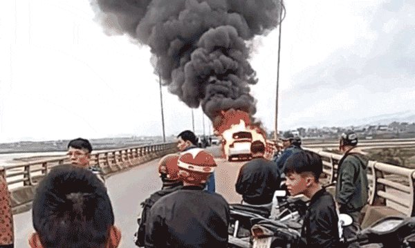 Khói đen bốc cao kèm theo tiếng nổ khi sedan bùng cháy giữa cầu Yên Xuân, Nghệ An