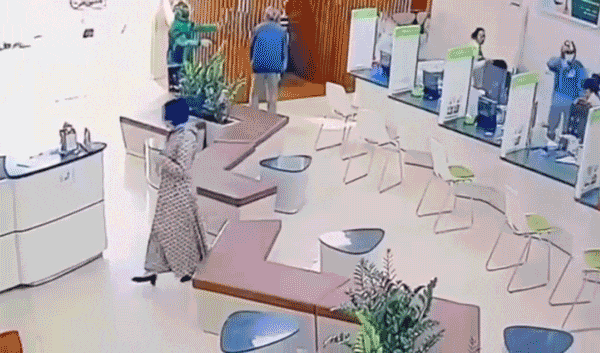 Mặc trang phục giống tài xế Grab “ngang nhiên” cướp tiền trong Phòng Giao dịch Vietcombank Gia Lai