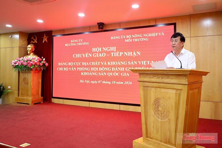 Đồng chí Phan Văn Bản, Phó Bí thư Chuyên trách Đảng ủy Bộ Công Thương phát biểu tại Hội nghị