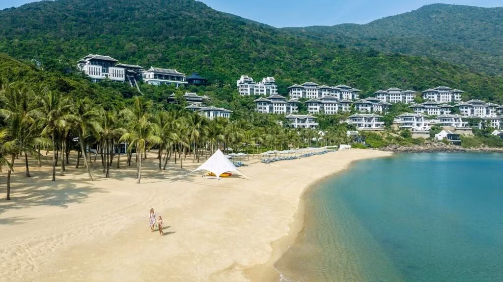 kham-pha-ve-dep-tu-nhien-cua-thanh-pho-da-nang-bien-danang-beaches-1-1024x576.jpg.avif
