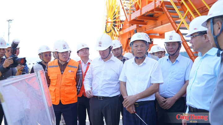 Bộ trưởng Bộ Công Thương cùng đoàn công tác nghe báo cáo về tiến độ Dự án.
