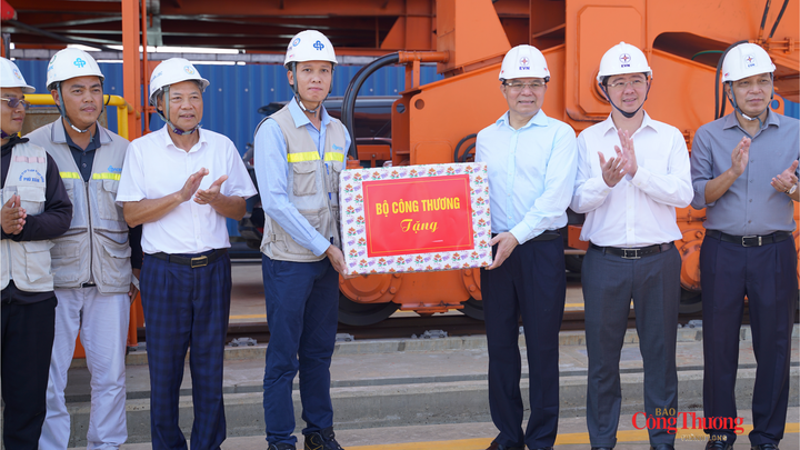 Bộ tưởng Bộ Công Thương cùng đoàn công tác tặng quà động viên cán bộ, nhân viên, người lao động tại khu vực bến cảng than của dự án.