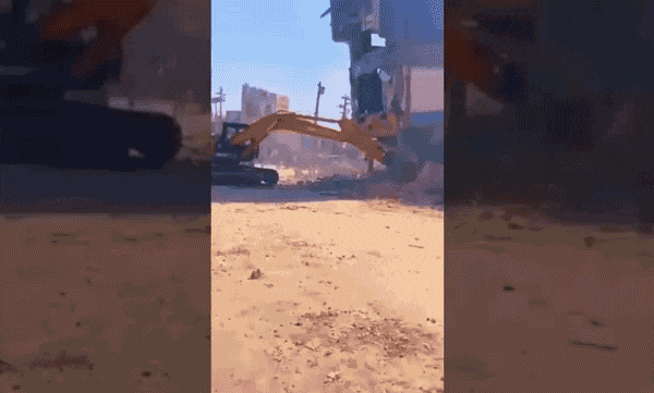 Đất đá bay tứ tung, dân tình la hét khi tòa nhà 3 tầng đổ sụp xuống máy xúc