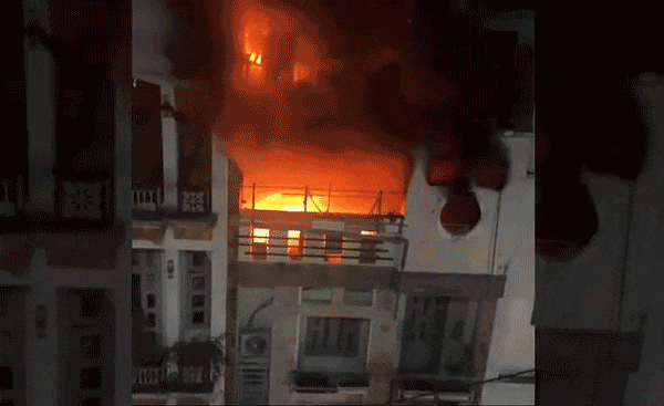 Dân cư hoảng loạn trong tối Giao thừa khi ngọn lửa bùng cháy nhấn chìm nhà 3 tầng