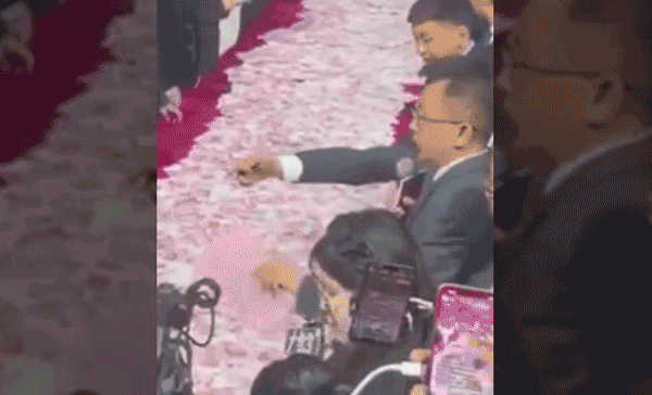 Công nhân xếp hàng kín 800 bàn tiệc “giành giật” tiền thưởng Tết