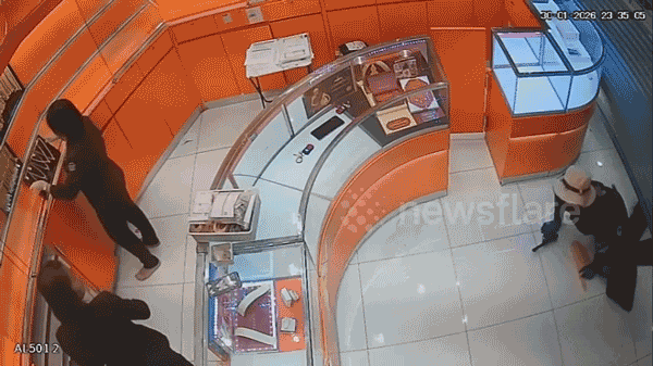 Đột kích cửa hàng trang sức cướp hơn 2,2kg vàng lúc siêu thị chuẩn bị đóng cửa