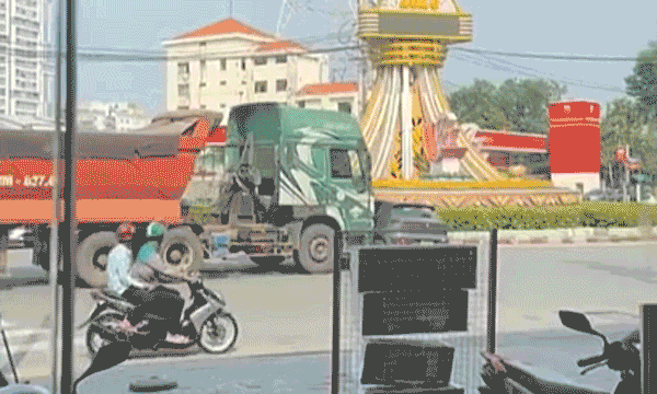 Nhiều người dân hoảng hồn khi chứng kiến xe ben ủi VF 5 giữa vòng xoay Gò Đậu, TP.HCM