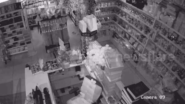 Tòa nhà bị trúng bom khiến sóng xung kích làm rung chuyển cửa hàng của nhà dân