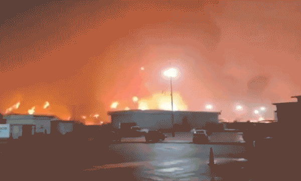 Nhân viên hoảng loạn bỏ chạy khi khu vực lưu trữ hydrocarbon trong nhà máy lọc dầu bùng cháy