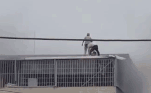 Phá mái tôn cứu 7 người mắc kẹt trong nhà 6 tầng đang bùng cháy dữ dội ở Hoàng Mai