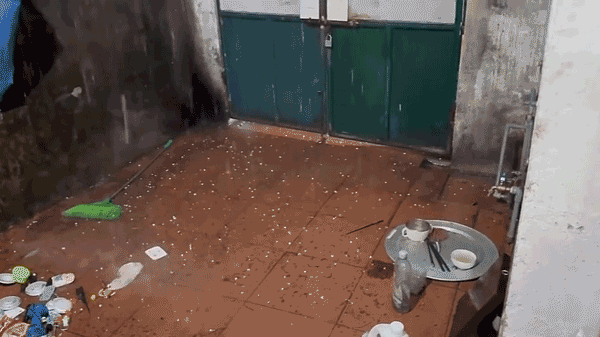 Xuất hiện mưa đá trút xuống trong đêm tại khu vực Long Biên, Hà Nội