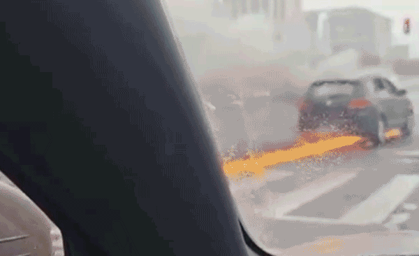 SUV bùng cháy dữ dội vẫn di chuyển giữa giao lộ tạo thành vệt lửa dài trên mặt đường