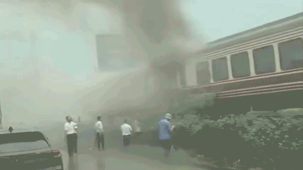 Đoàn tàu hỏa Hải Phòng đi Hà Nội phải dừng khẩn cấp khi 2 toa bùng cháy dữ dội