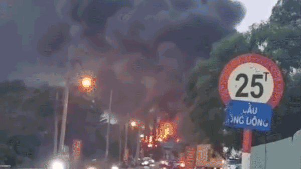 Nhà xưởng sản xuất ghế sofa trên đường Tân Hiệp (TP.HCM) đổ sập khi ngọn lửa bùng cháy dữ dội