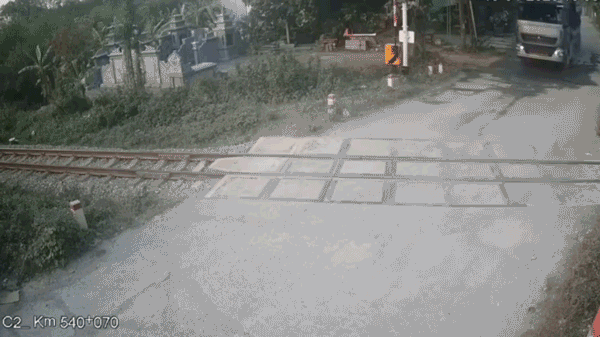 Xe đầu kéo liều lĩnh vượt qua đường sắt khi barie đang hạ xuống ở Quảng Trị