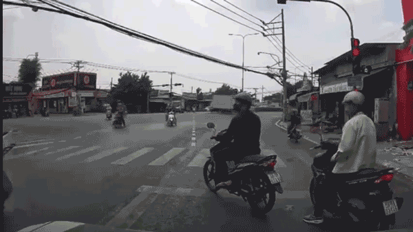 Đâm liên hoàn xe máy tại giao lộ, xe tải tiếp tục lao vào nhà dân ở TP.HCM