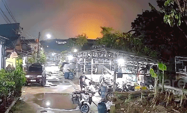 Bầu trời rực sáng, lửa bùng cháy dữ dội sau vụ nổ khí gas tại trạm nạp khí LPG