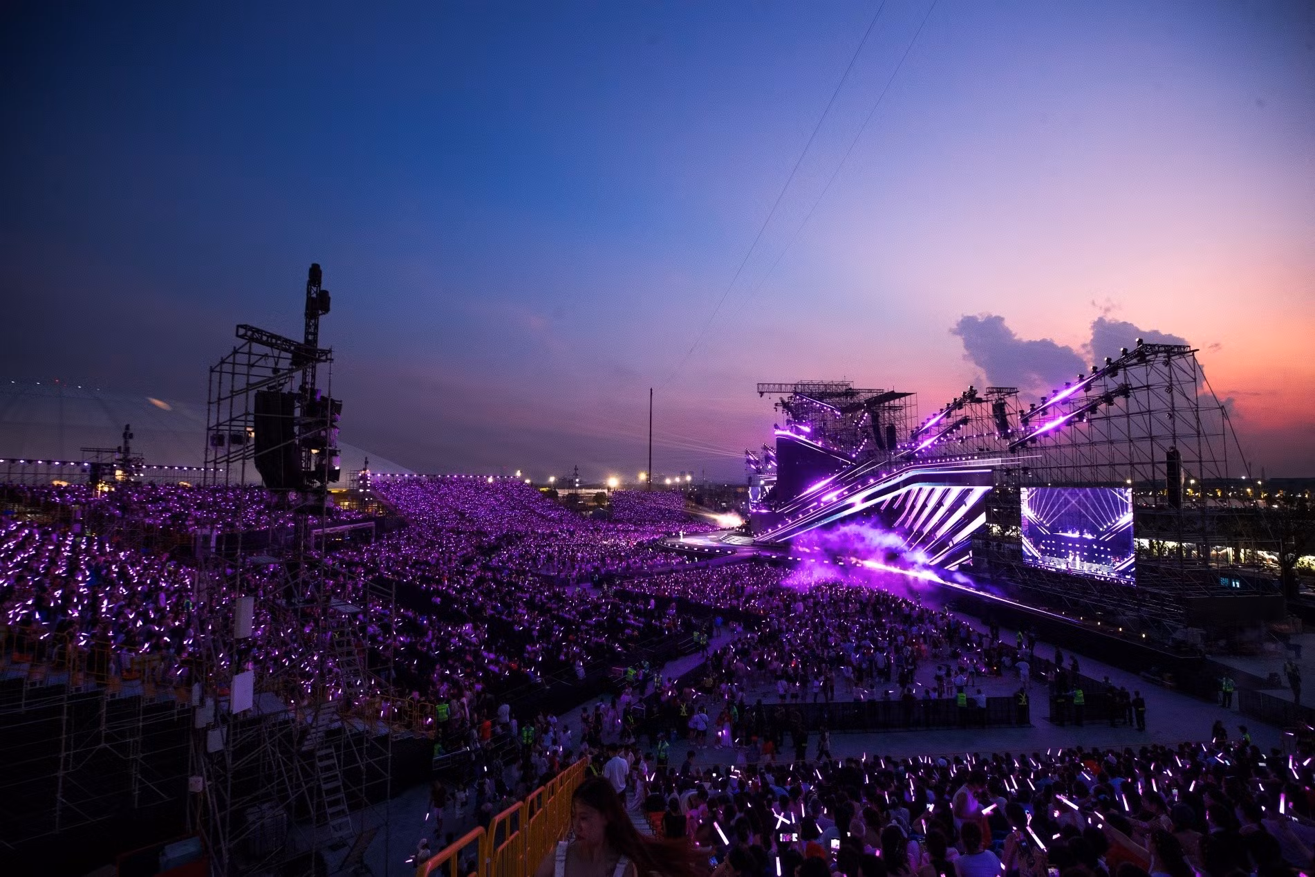 v-concert.jpg.avif