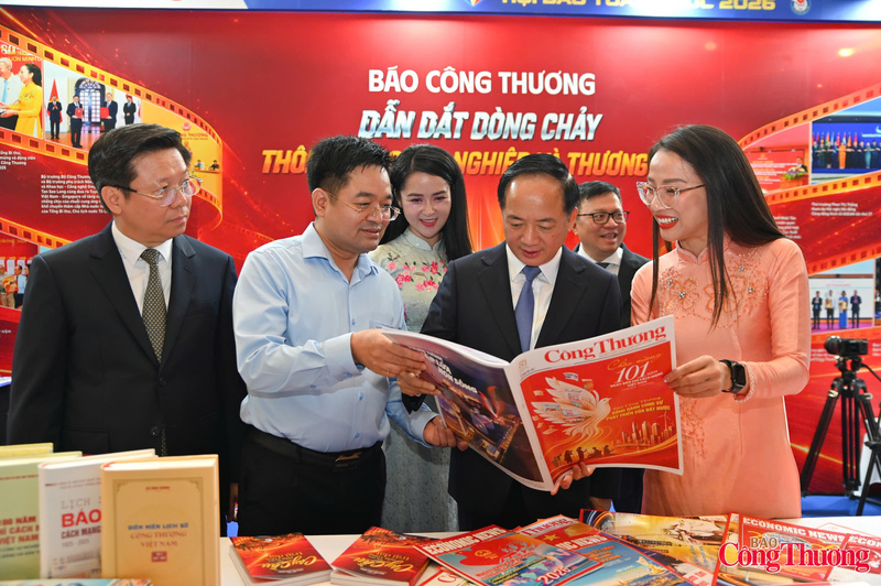 Tổng Biên tập Báo Công Thương Nguyễn Văn Minh giới thiệu các ấn phẩm sách, báo của Báo Công Thương tại Hội Báo toàn quốc năm 2026