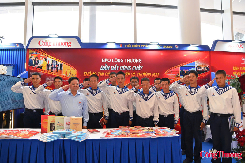 Không gian trưng bày của Báo Công Thương thu hút sự quan tâm của nhiều đại biểu, đồng nghiệp và bạn đọc.